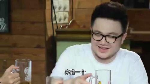 路人吃瓜的搞笑视频,太欢乐了！