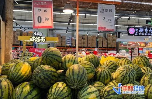 中心市场吃瓜,瓜香四溢，人潮涌动的夏日盛宴