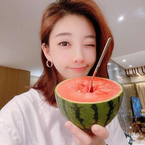 自拍吃瓜,揭秘网红美食背后的故事