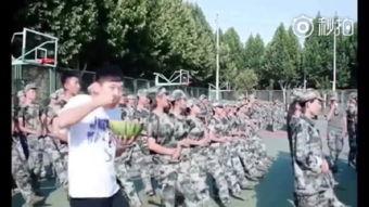 吃瓜看别人军训,青春的汗水与欢笑